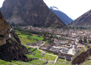 В центре крутого склона горы виднеются Зернохранилища – фотографии Перу