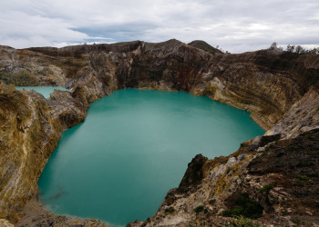 Разноцветные кратерные озёра Келимуту в Индонезии представляют загадочную геологическую аномалию – фотографии Индонезии