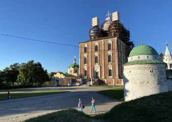 Вид с холма на Кремль в Рязани – фотографии России