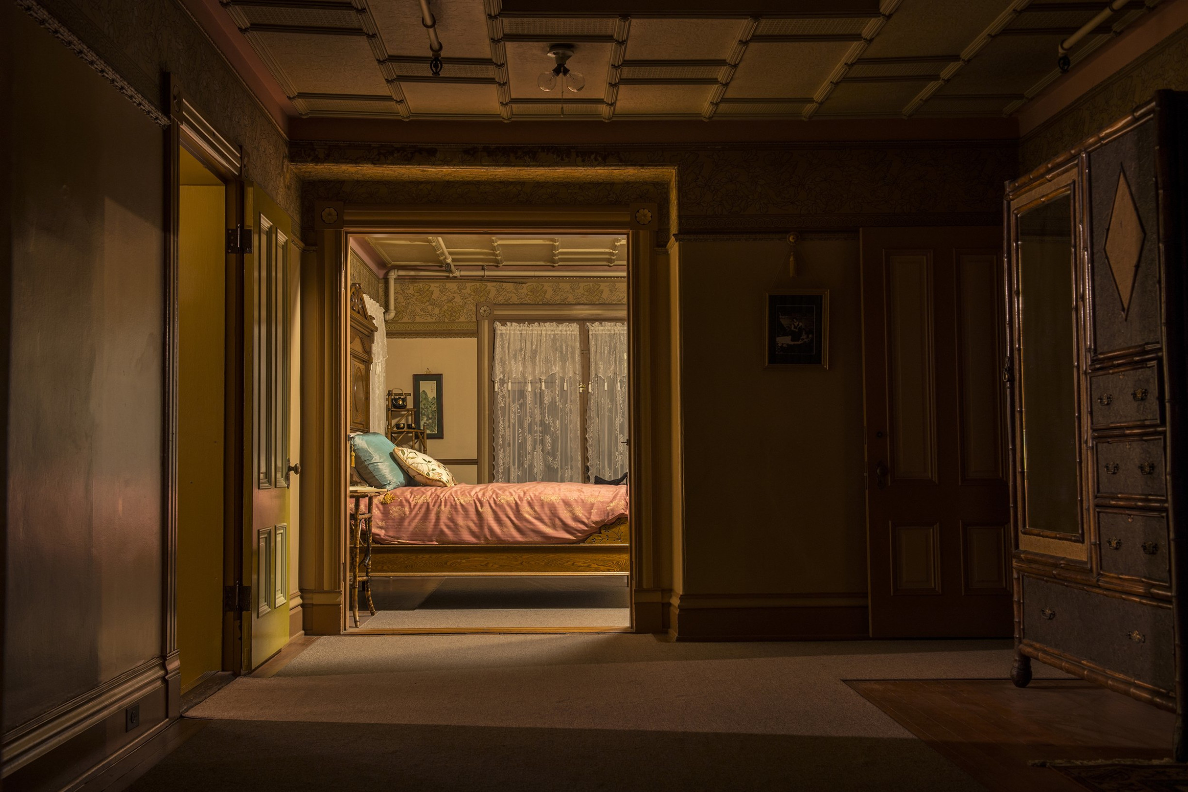 Сара всю жизнь занималась ремонтом, в результате которого появились глухие комнаты и окна в полу – фотографии США