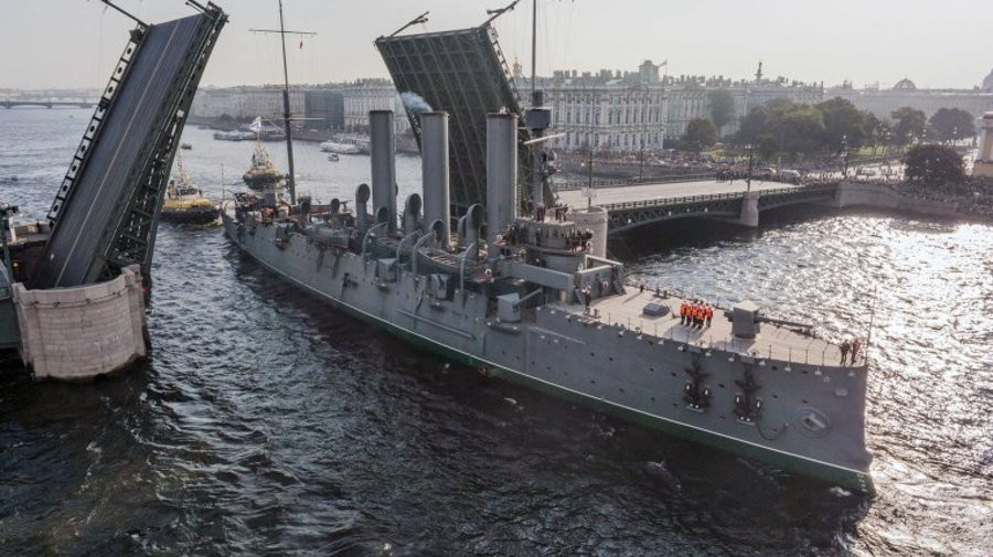Крейсер «Аврора» - символ революции Октября в Санкт-Петербурге – фотографии России