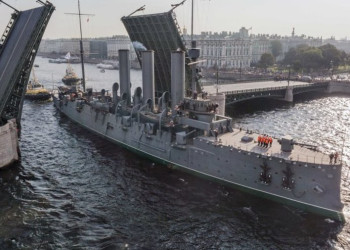 Крейсер «Аврора» - символ революции Октября в Санкт-Петербурге – фотографии России