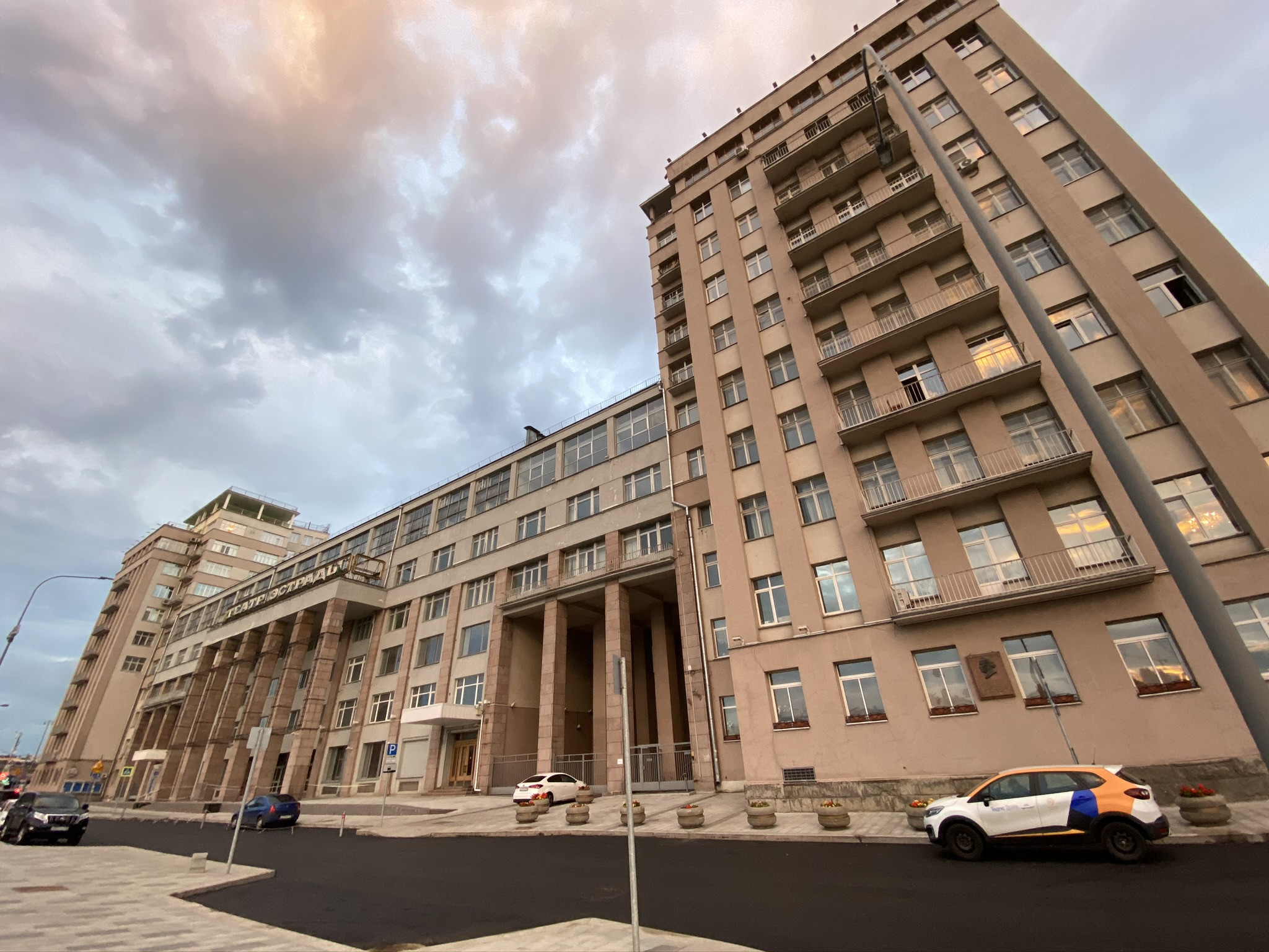 Театр Эстрады, вид с набережной – фотографии России