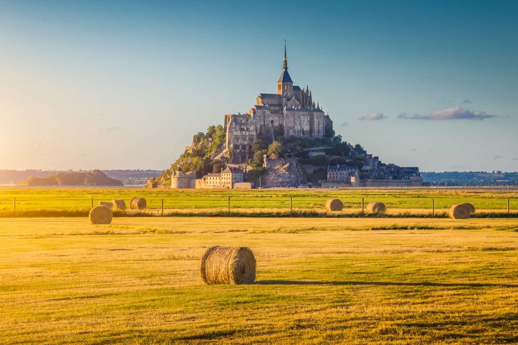 Крошечная островная коммуна Мон-Сен-Мишель (Mont Saint Michel) во Франции – фотографии Франции