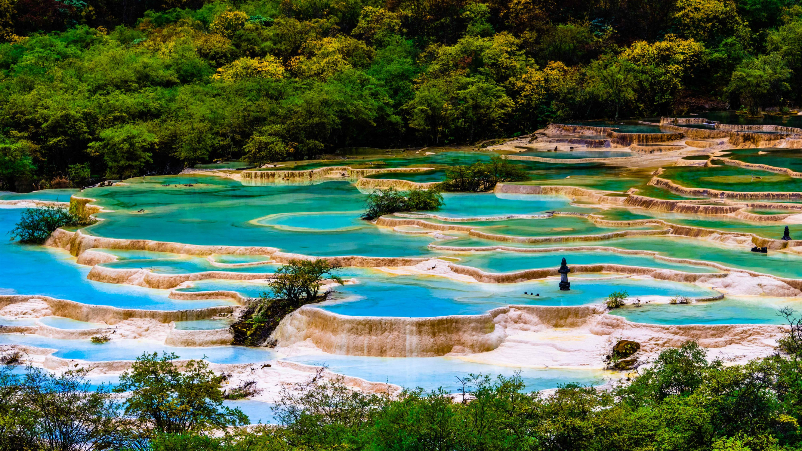 Голубые озёра долины Хуанлун (Huanglong) в провинции Сычуань, Китай – фотографии Китая