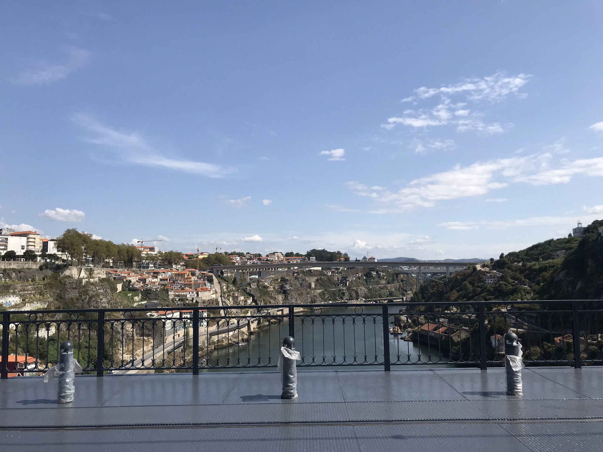 Наверху моста Понти-ди-Дон-Луиш I, вид на его закрытую для посетителей часть – фотографии Португалии