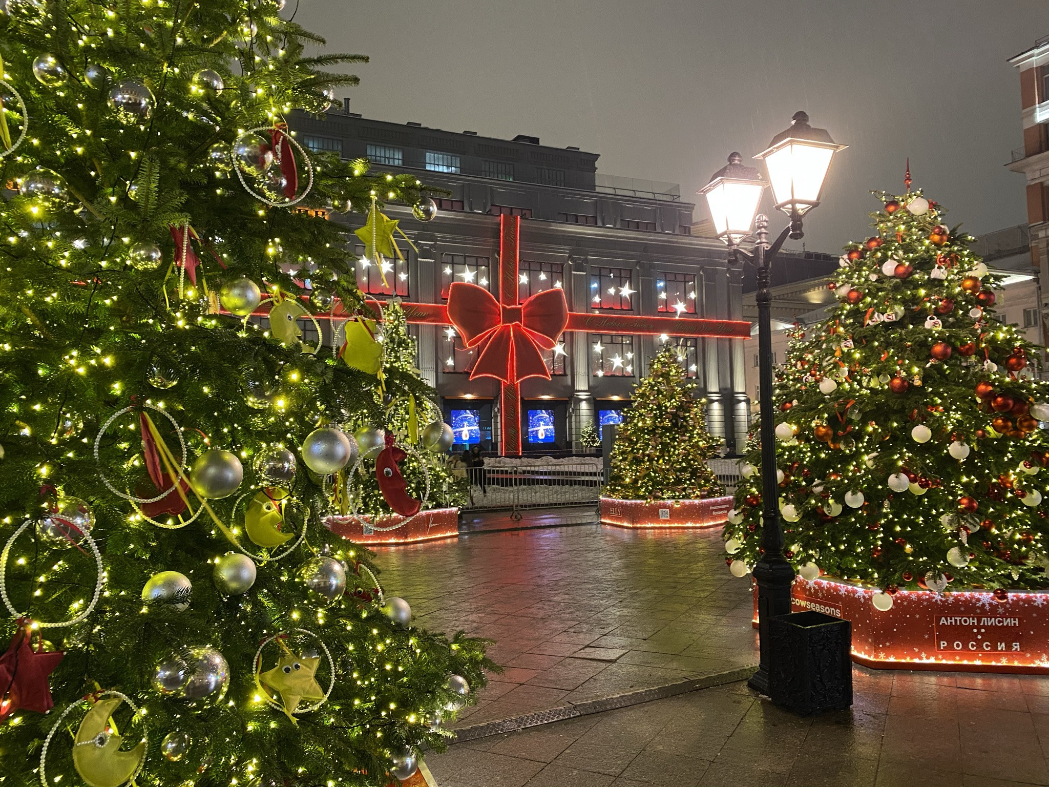 Улица Кузнецкий мост у ЦУМа в Москве, новогодняя ночь 31 декабря 2020 – фотографии России