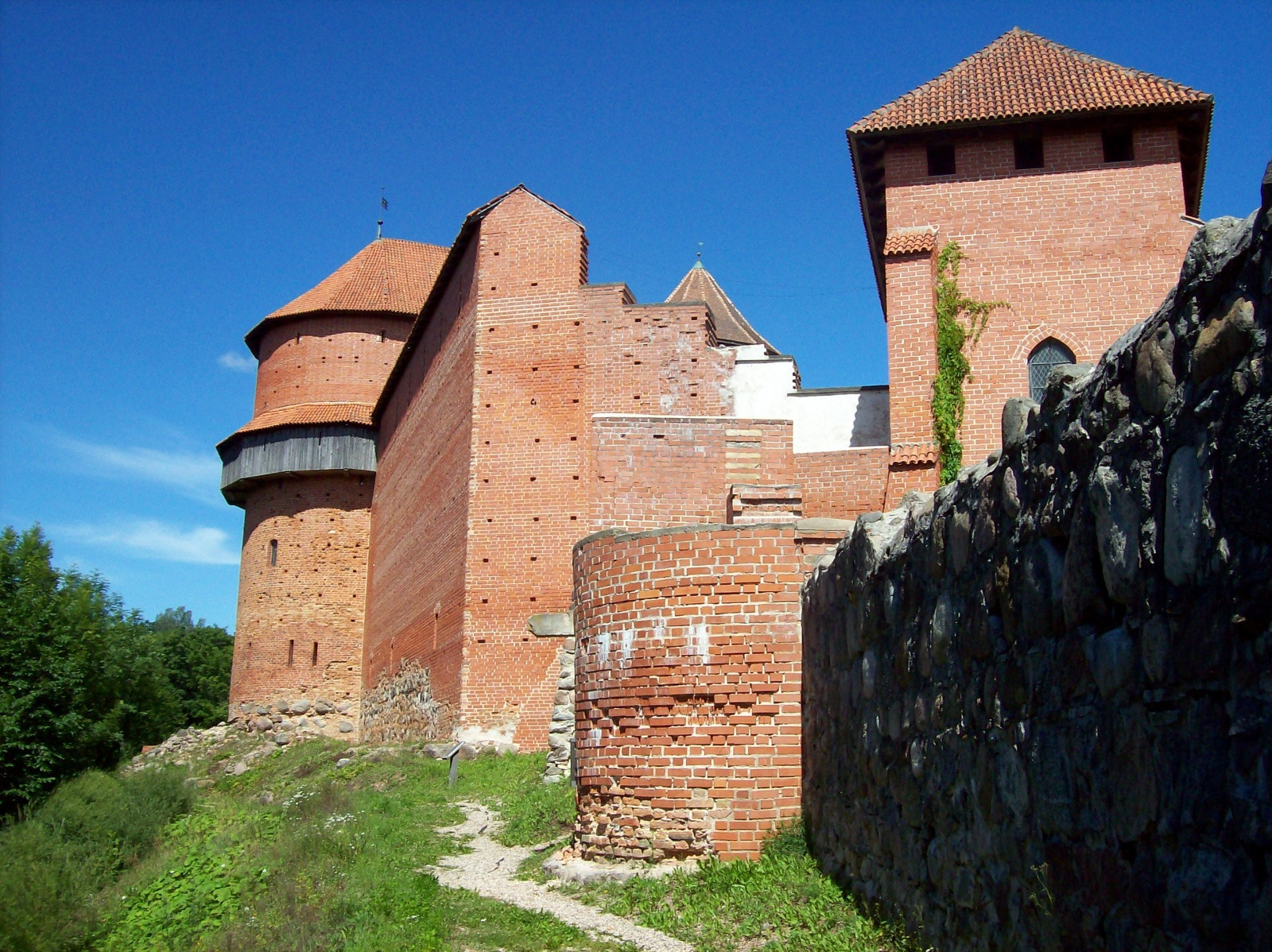 Стены Турайдского замка – фотографии Латвии
