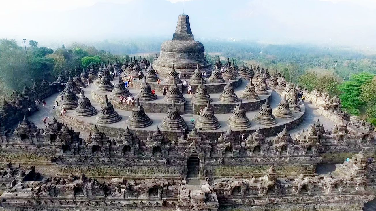 На протяжении длительного времени Боробудур (Borobudur) находился под землей – фотографии Индонезии