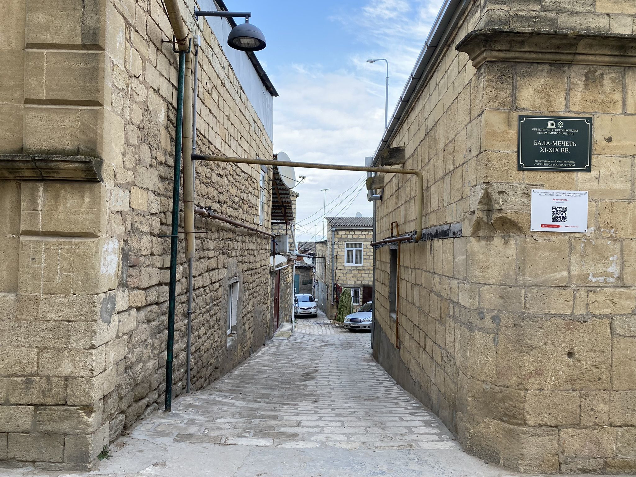 Улицы внутри крепостной стены Старый города в Дербенте – фотографии России