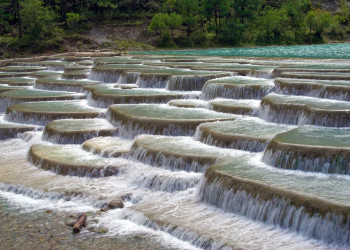 Долина Голубой Луны притаилось в ущелье между склонами гор, образуя минеральные террасы – фотографии Китая