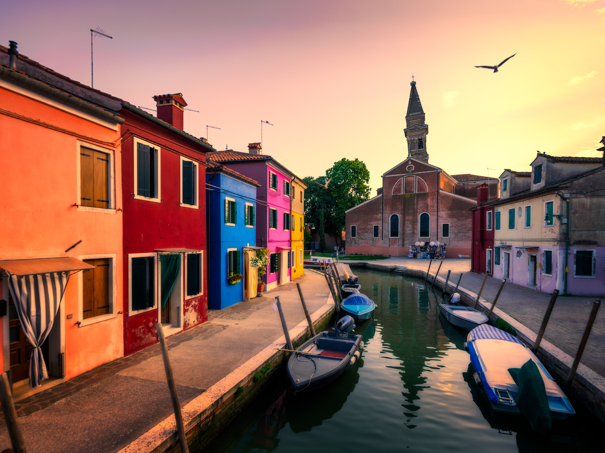 Окрас домов в Бурано стал визитной карточкой города – фотографии Италии