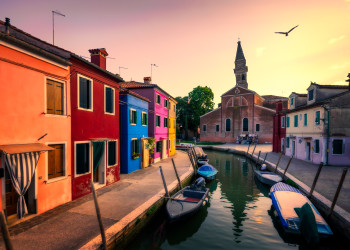 Окрас домов в Бурано стал визитной карточкой города – фотографии Италии