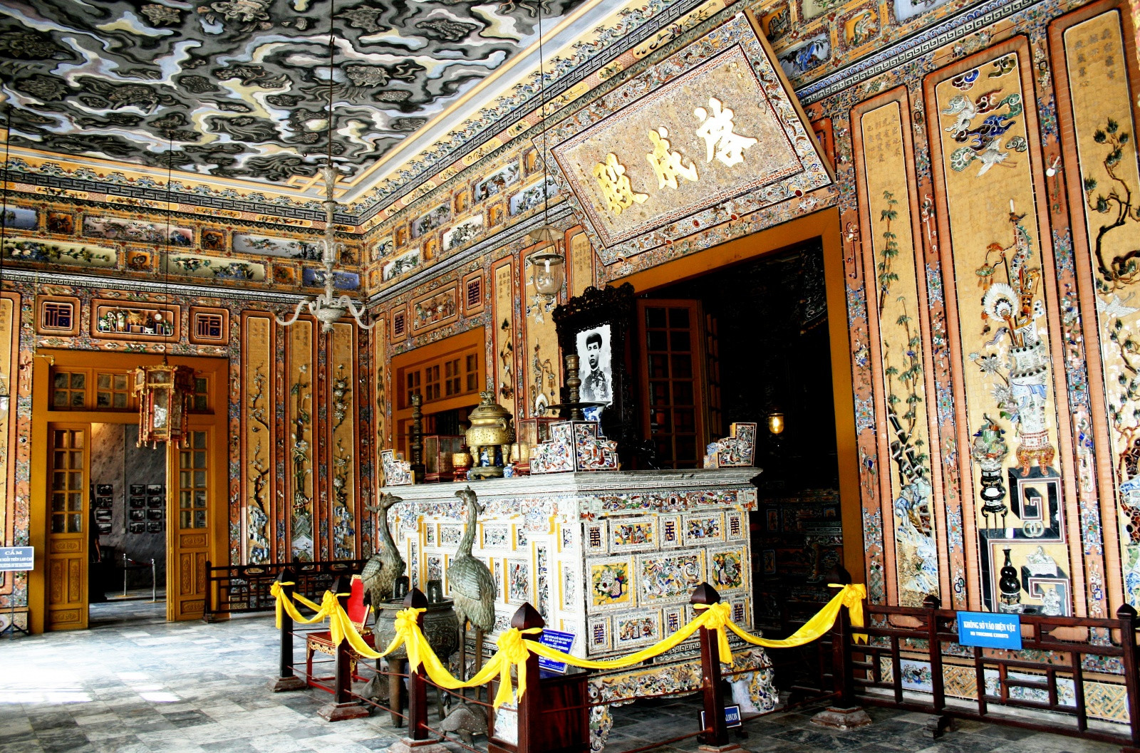 В гробнице Кхай-Динь (Lăng Khai Dinh) – фотографии Вьетнама