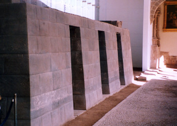 Стена храма Кориканча времён инков, встроенная в собор – фотографии Перу