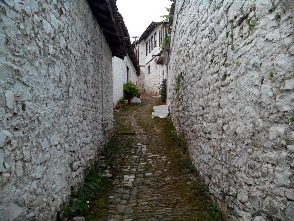 Каменная, узкая улочка. Берат. Албания – фотографии Албании