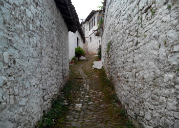 Каменная, узкая улочка. Берат. Албания – фотографии Албании
