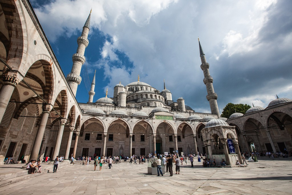 Для строительства голубой мечети в Стамбуле использовлся величественный мрамор и драгоценные камни – фотографии Турции