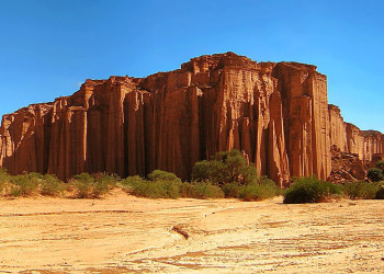 Скалы в дали. Талампайя. Аргентина – фотографии Аргентины