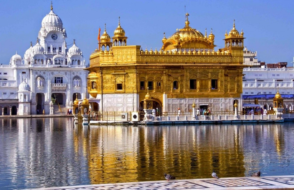 Название постройки «Золотой храм» на северо-западе Индии пошло от 100 килограммов сусального золота – фотографии Индии
