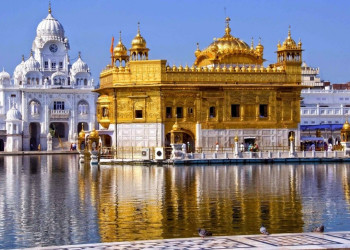 Название постройки «Золотой храм» на северо-западе Индии пошло от 100 килограммов сусального золота – фотографии Индии