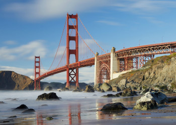 Длина Моста Золотые Ворота почти 2 километра, высота 230 метров и масса около 895000 тонн – фотографии США