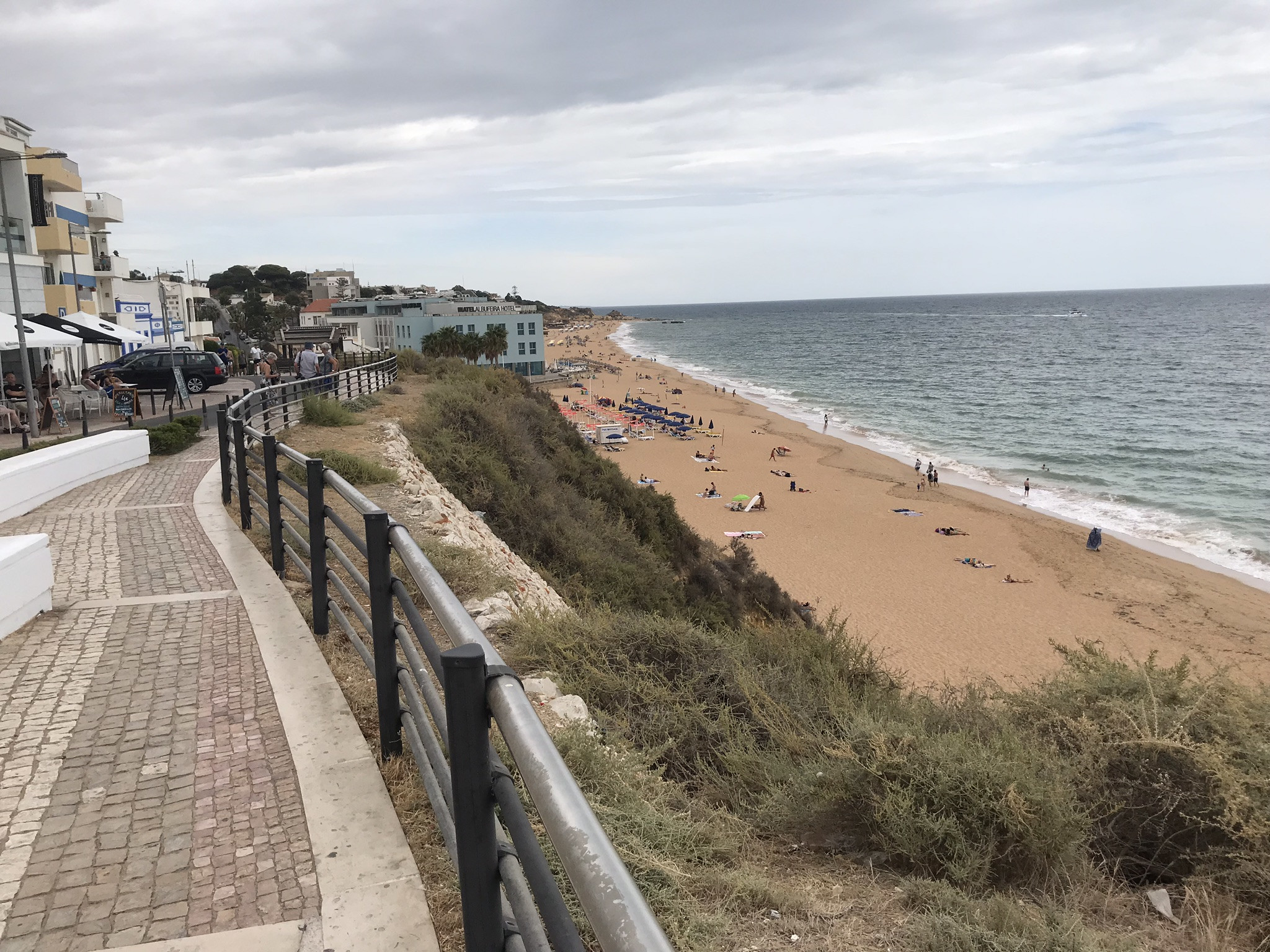 Вид на берег в Албуфейре – фотографии Португалии