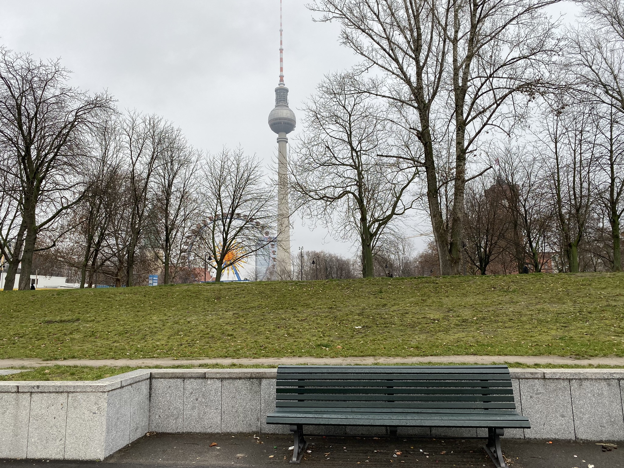 Берлинская телебашня, вид с набережной реки Шпрее – фотографии Германии