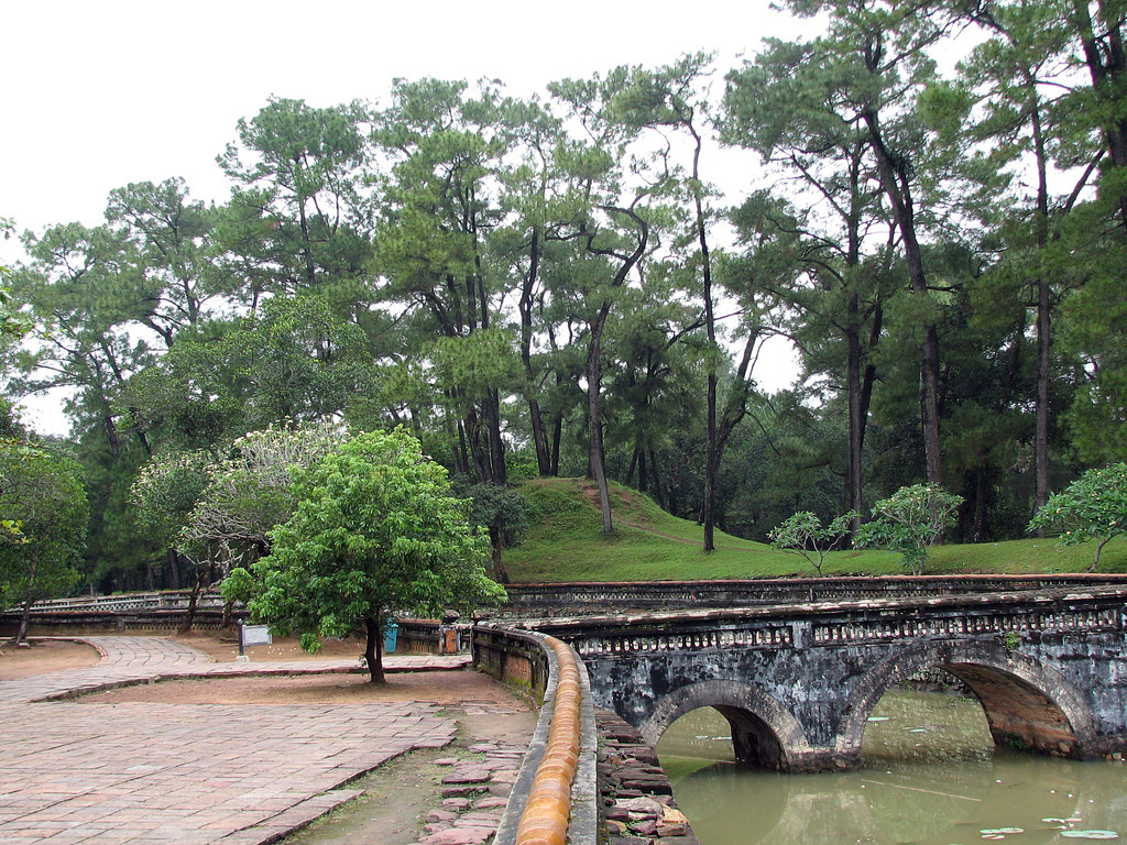 На территории гробницы императора Ты Дыка в Хюэ – фотографии Вьетнама