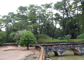 На территории гробницы императора Ты Дыка в Хюэ – фотографии Вьетнама