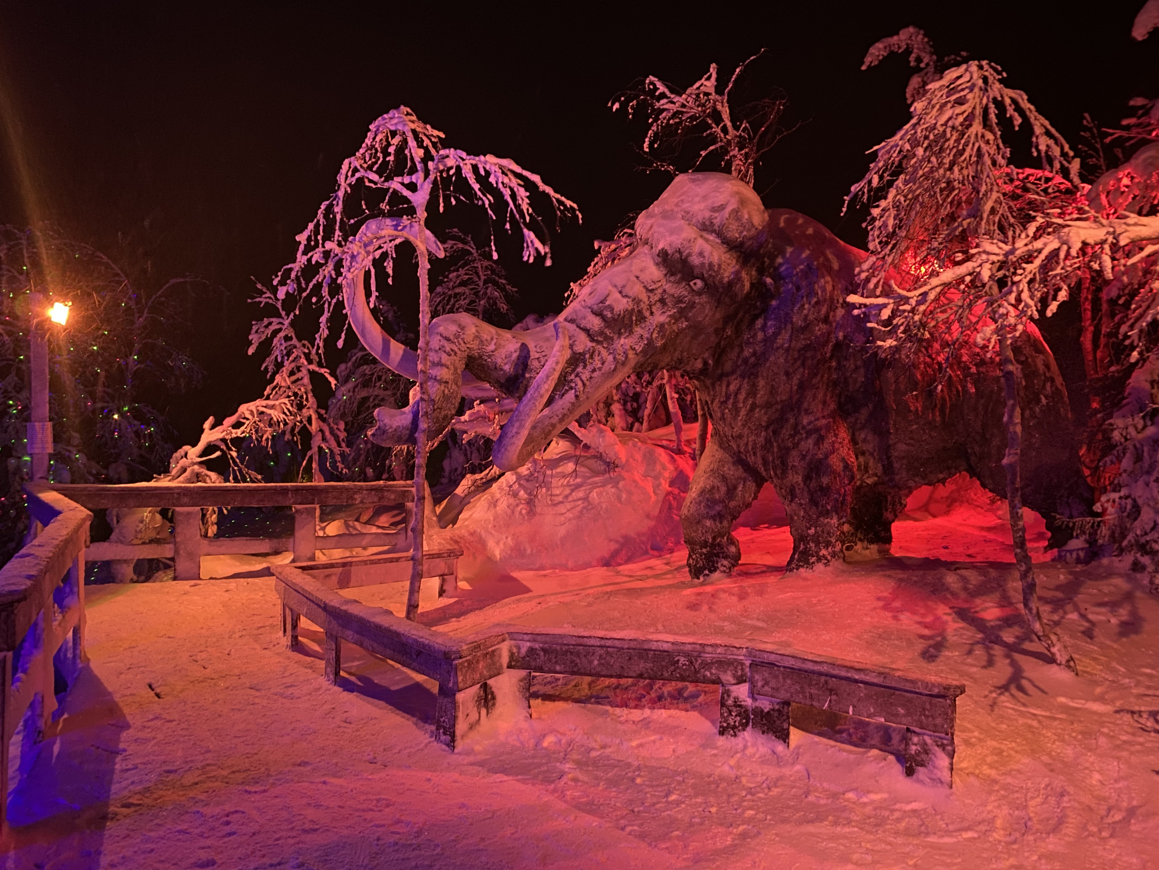 Мамонт в парке «Таинственный лес», Кировск, Мурманская область – фотографии России