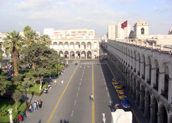 Улица Пласа-де-Армас в Перу – фотографии Перу