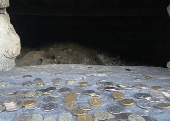 Монетки в окошках склепа Даргавса - города мертвых в Северной Осетии – фотографии России