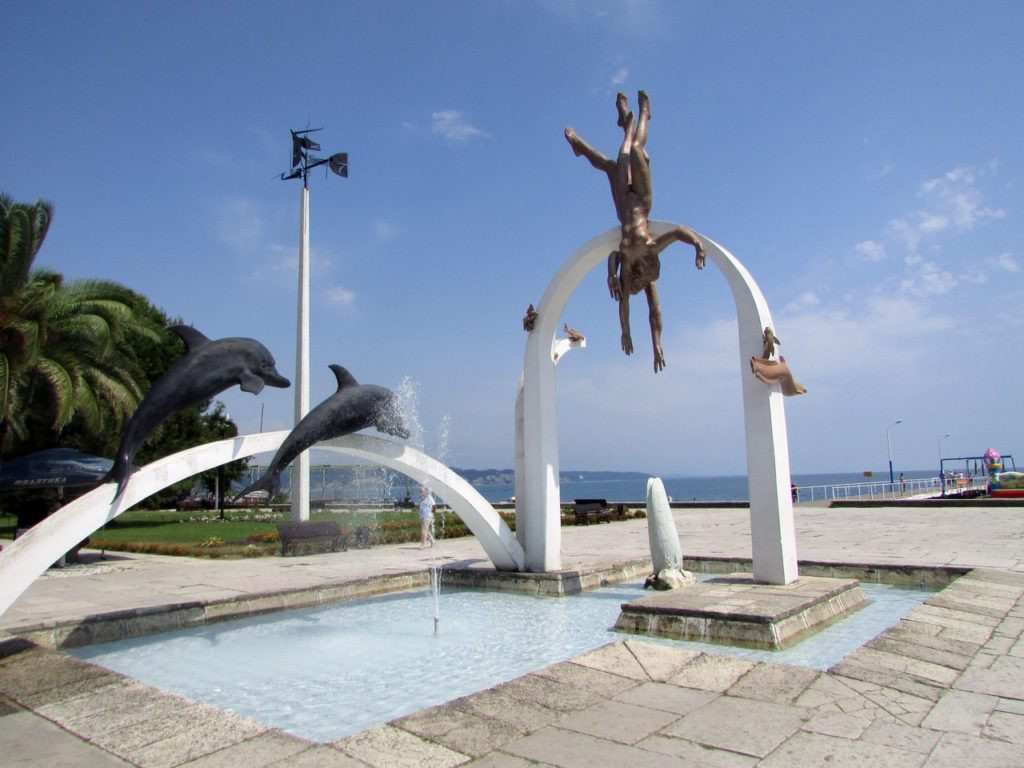 Скульптура дельфины на набережной. Пицунда – фотографии Абхазии