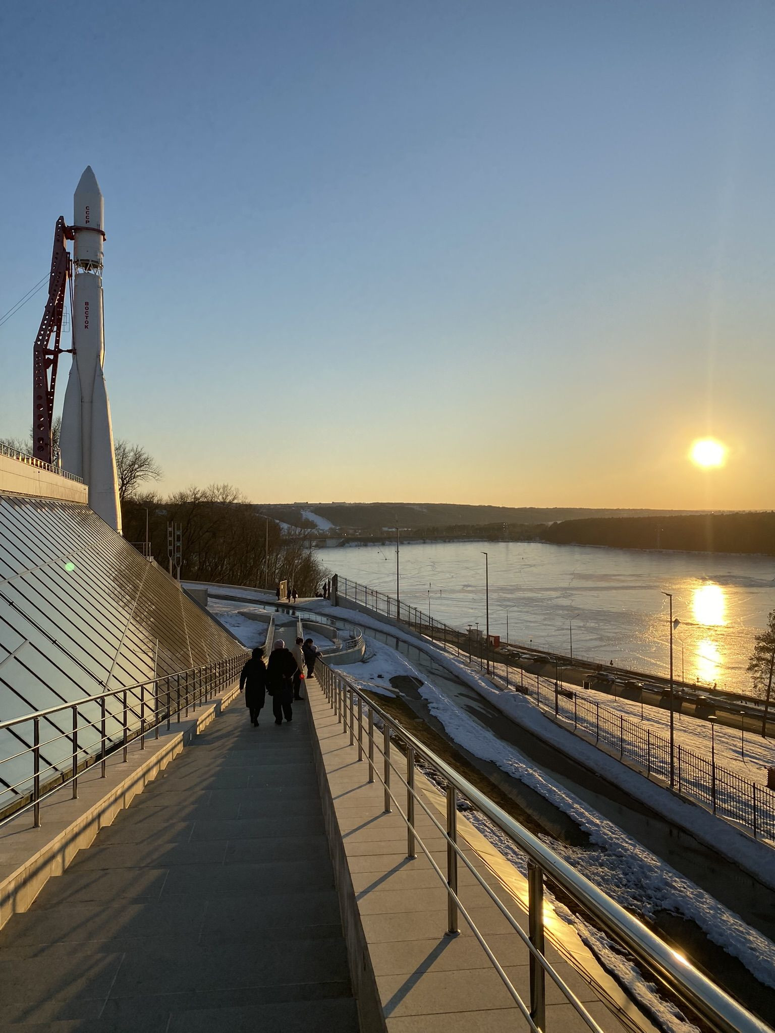 Ракета на территории музея космонавтики в Калуге, вид со стороны водохранилища – фотографии России