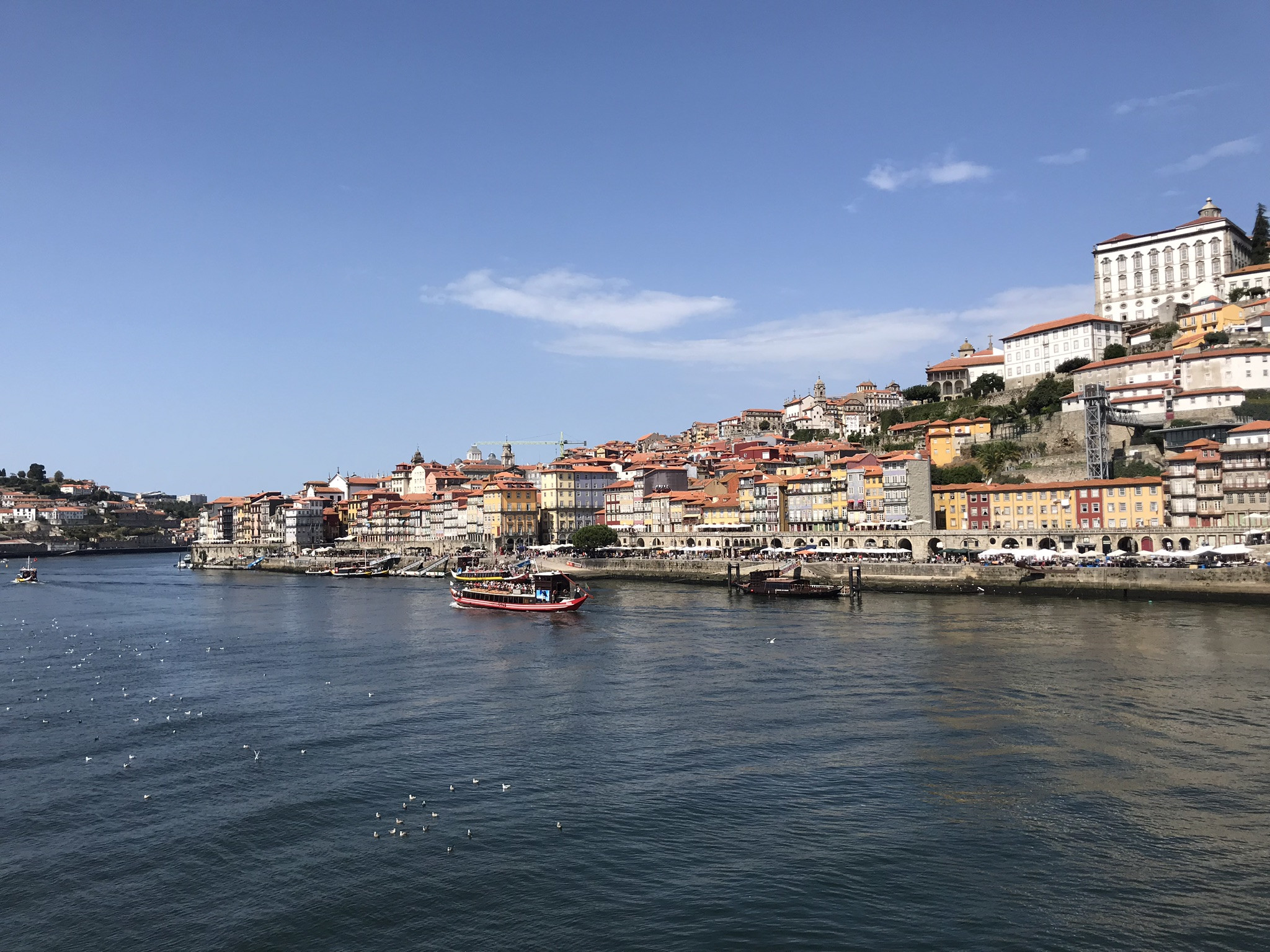 Вид на старинную часть города Порту с противоположного берега – фотографии Португалии