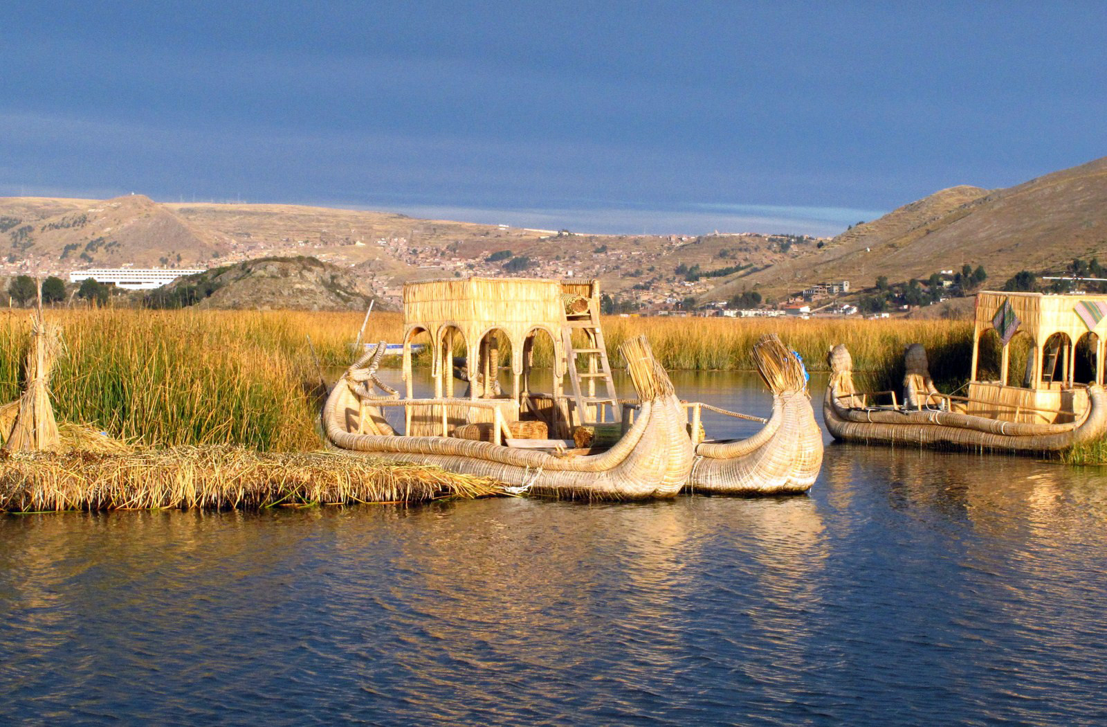 Лодки и плавучие острова уросов на озере Титикака в Перу – фотографии Перу