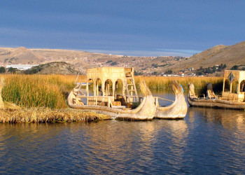 Лодки и плавучие острова уросов на озере Титикака в Перу – фотографии Перу