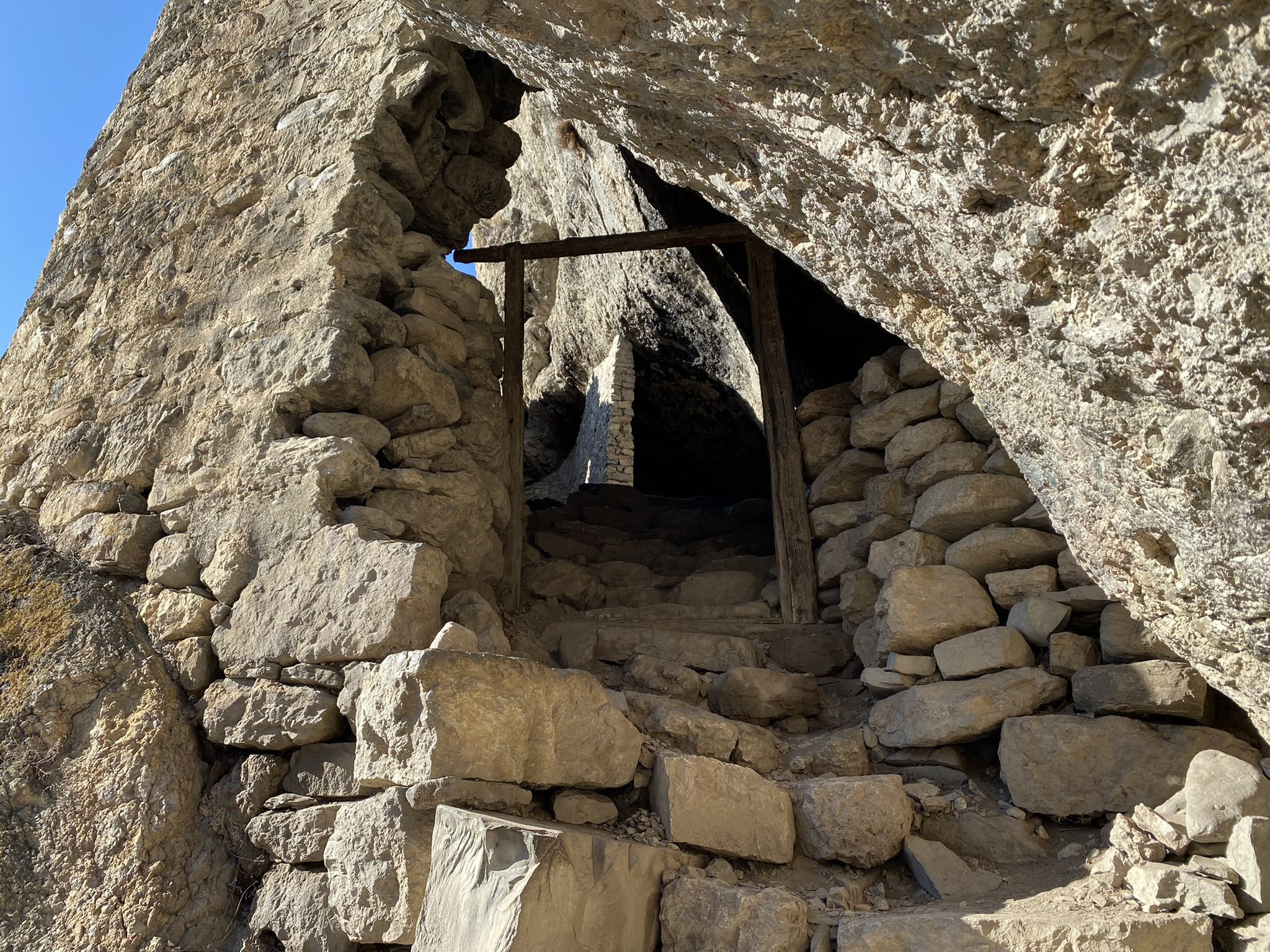 Вход в крепость Дзивгис, Северная Осетия, Россия – фотографии России