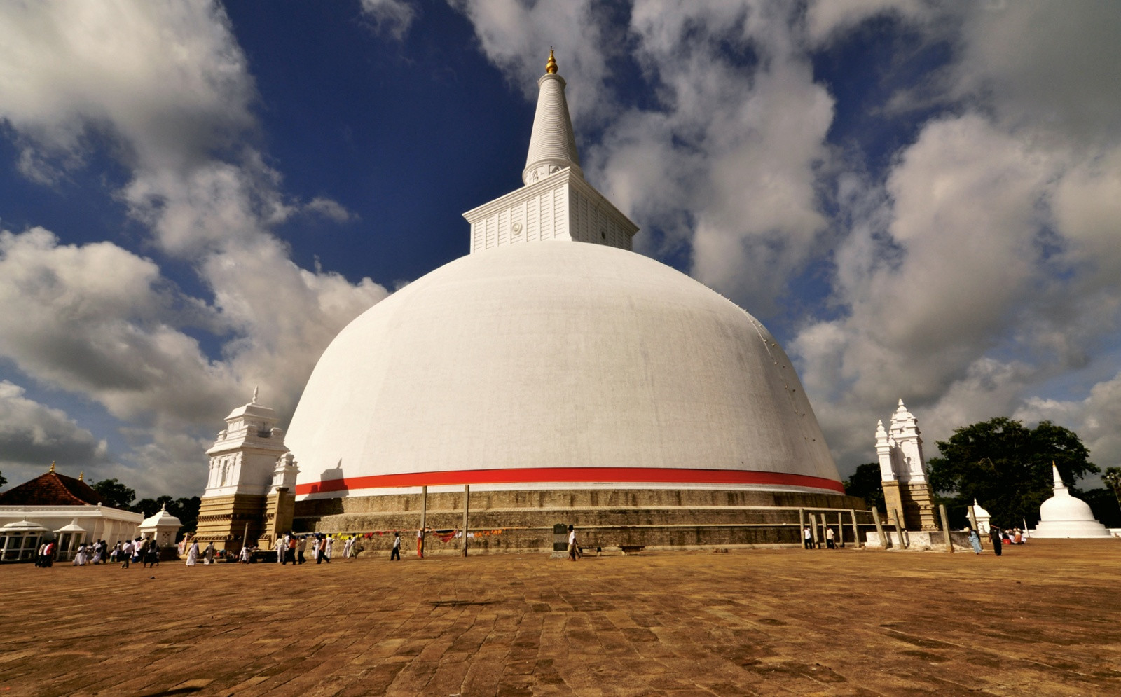 Великая ступа Рувановелли (Ruwanwelisaya) – фотографии Шри-Ланки