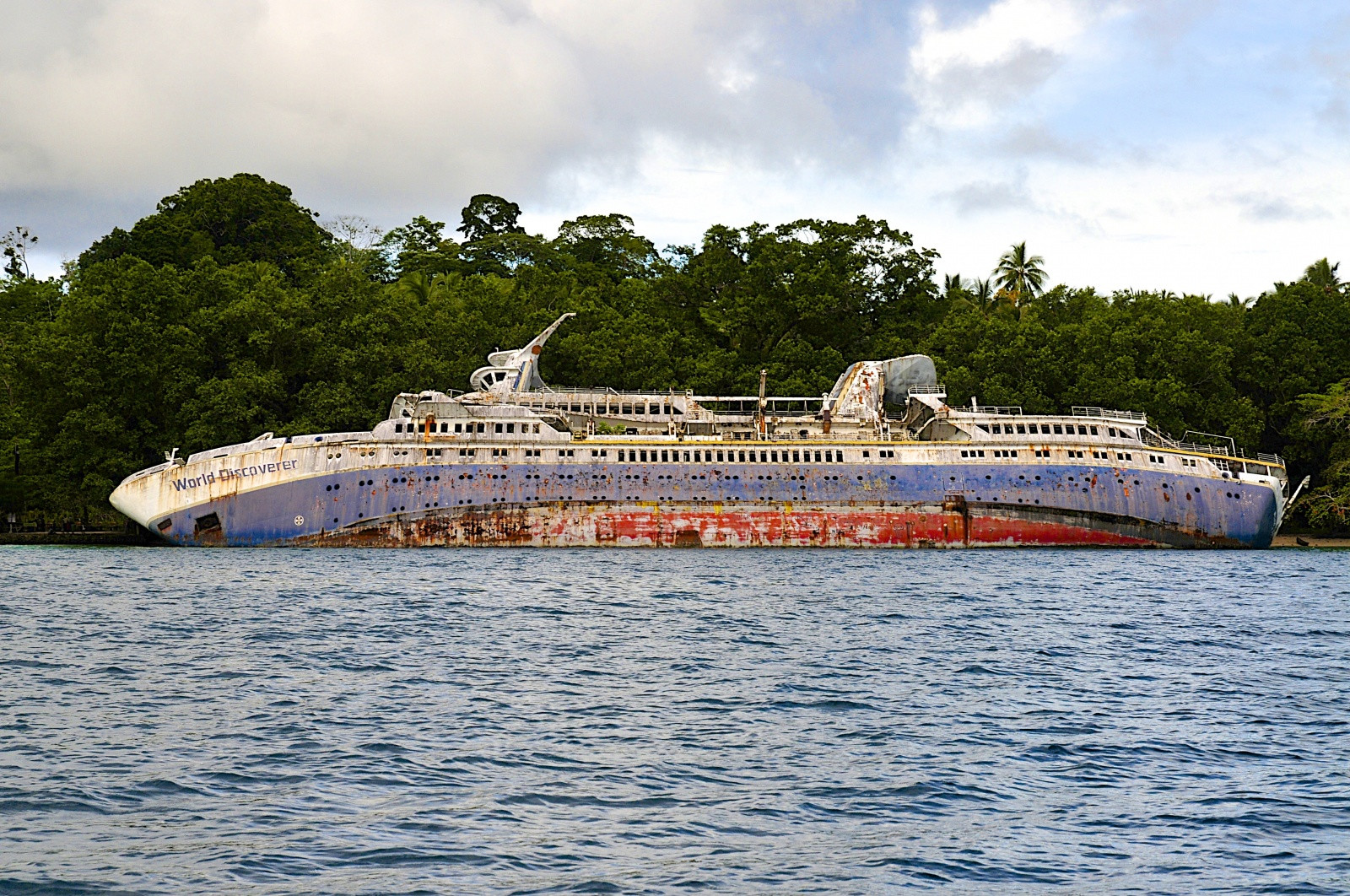 Останки круизного лайнера «World Discoverer» у островов Нггела – фотографии Соломоновых Островов