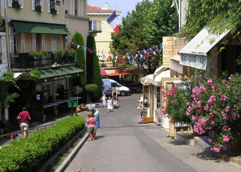 Улица в Мужене, Франция – фотографии Франции