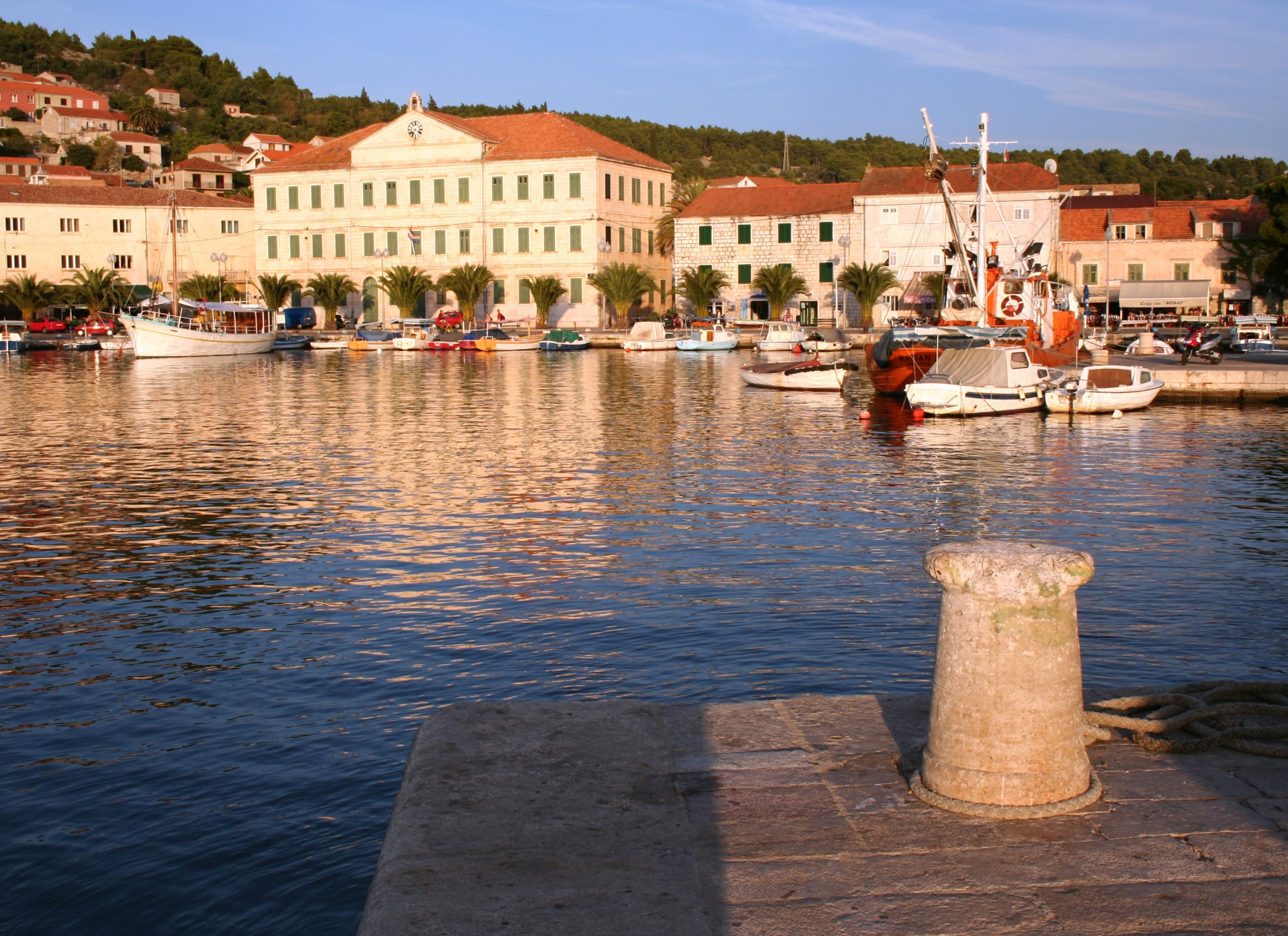 Дома на набережной в Вела-Лука, Хорватия. Фото 4 – фотографии Хорватии