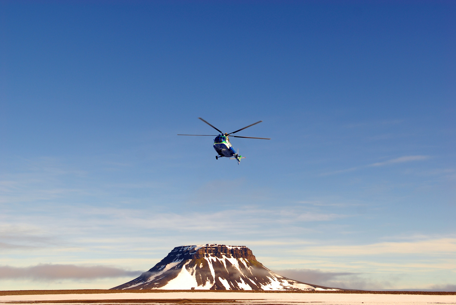 Вертолёт над одним из островов Земли Франца-Иосифа – фотографии России