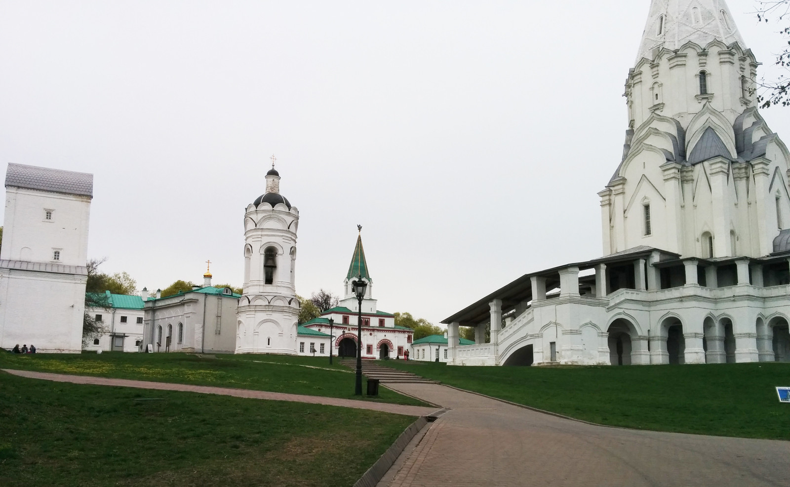 Парк Коломенское в Москве, справа Церковь Вознесения Господня – фотографии России