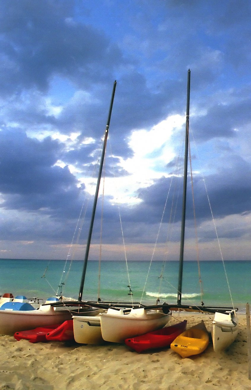 Парусники на пляже в Варадеро, Куба – фотографии Кубы