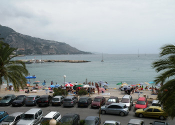 Транспорт на пляже в Ментоне, Франция. Фото 3 – фотографии Франции