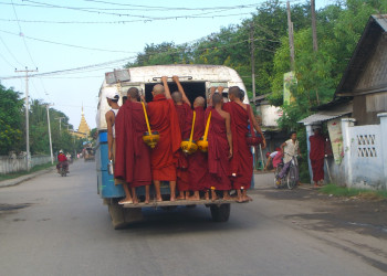 Монахи и автобус – фотографии Мьянмы