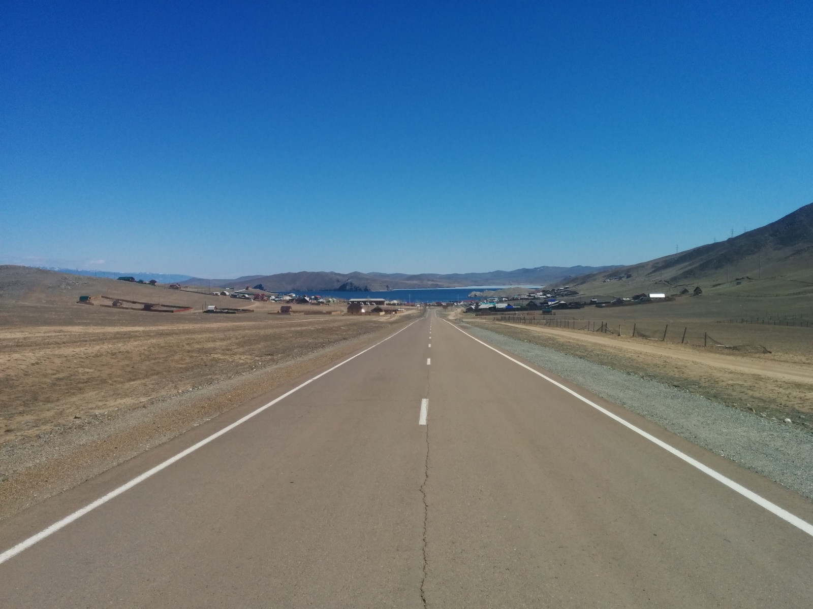 Дорога к парому на Ольхон, село Сахюрта – фотографии России