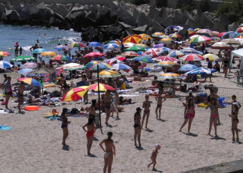 Люди на пляже в Св. Константин и Елена, Болгария – фотографии Болгарии